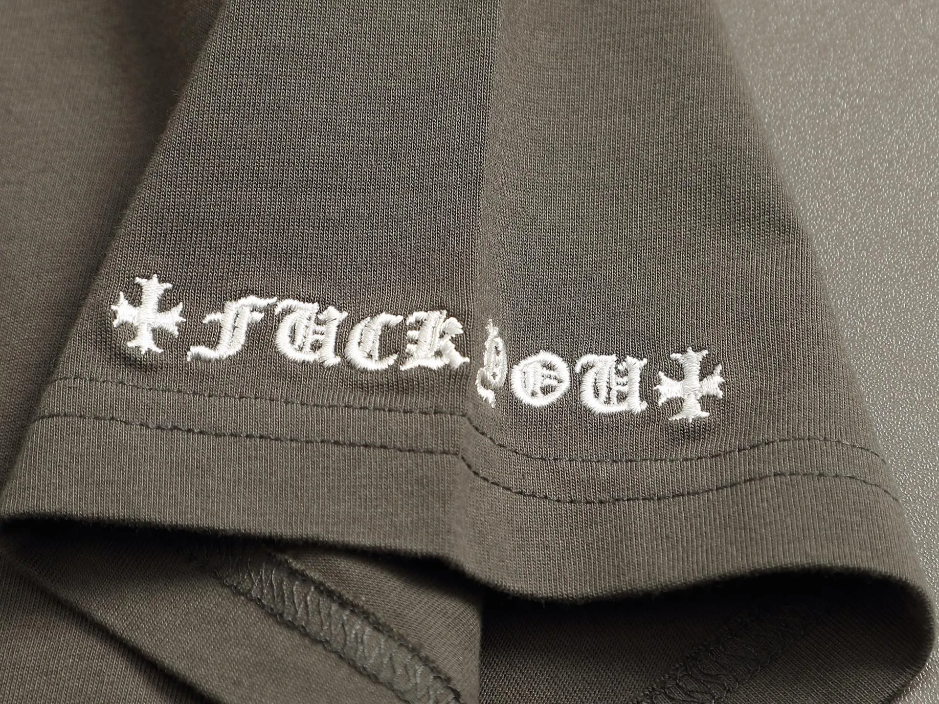 🅿️220 Chrome hearts ch Chrome hearts cross leather short-sleeved T-shirts. Large version. Loose and stylish. The difference is the low version, the slim version, the upper body and the crotch. 100% commitment: top quality, not fast food. The highest version on the market. Top quality, 320 grams. 26 custom-dyed double yarn cotton, same style for men and women, complete with three standards. Color: Black Purple Brown Khaki Size: XS-L Size chart: